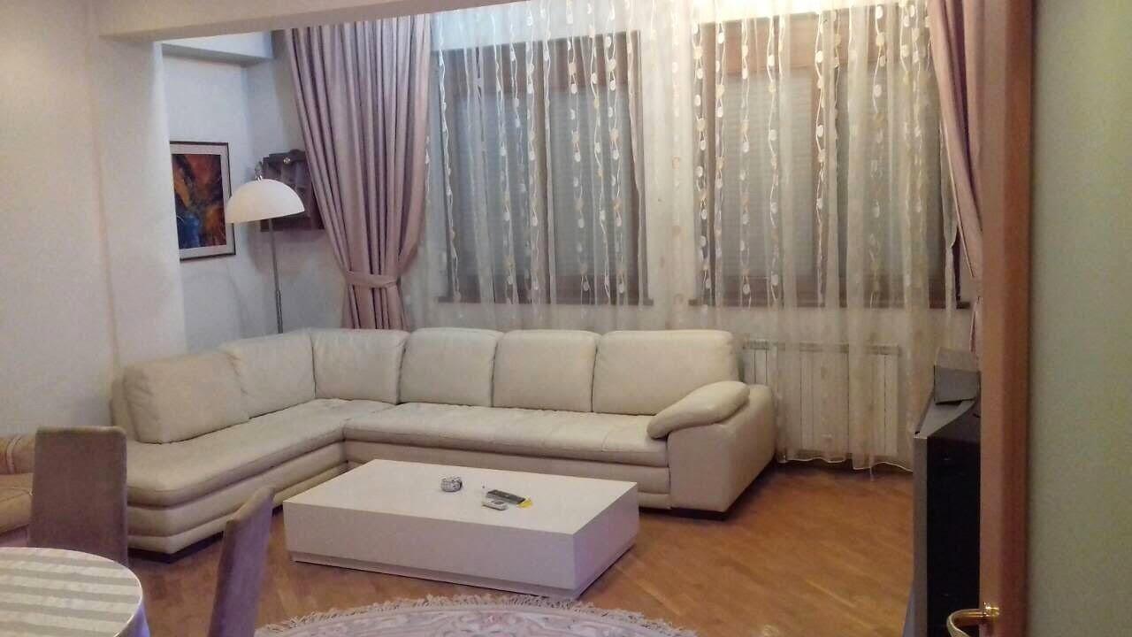Se izdava dvosoben stan vo Centar kaj MVR