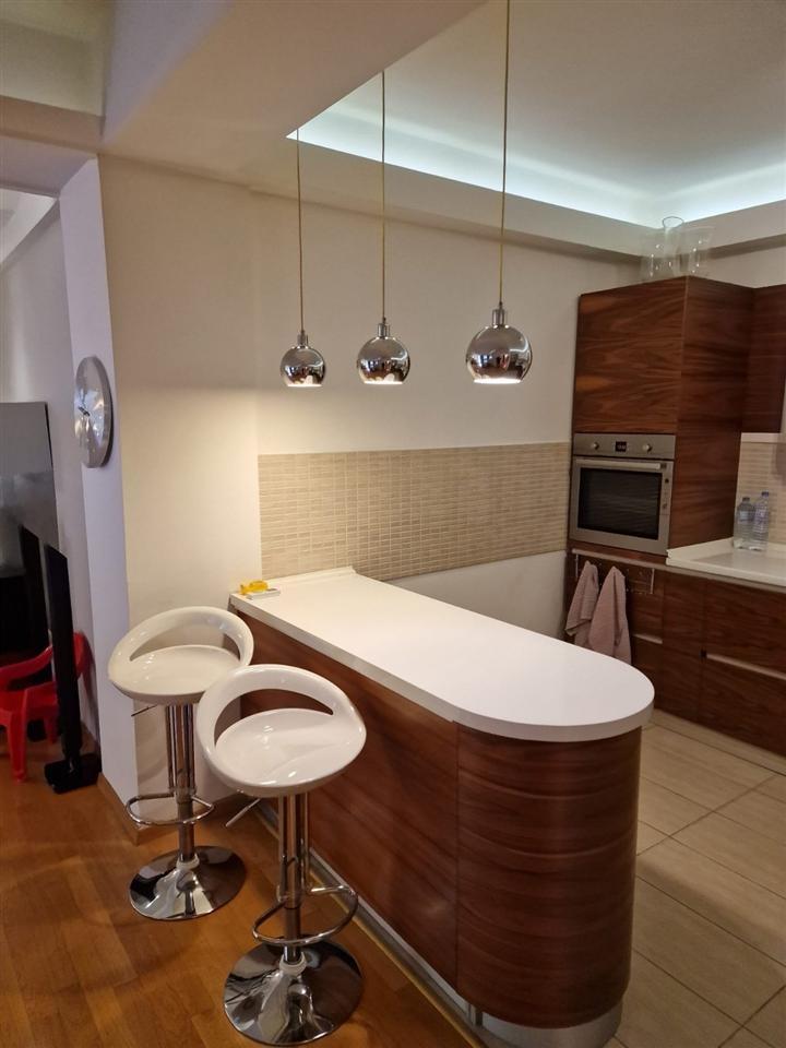Se izdava luksuzen namesten stan na vodno