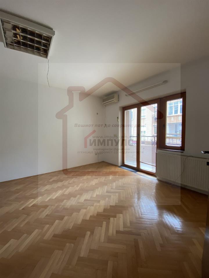 EMPTY SPACIOUS APARTMENT IN A SUPER LOCATION IN THE CENTER