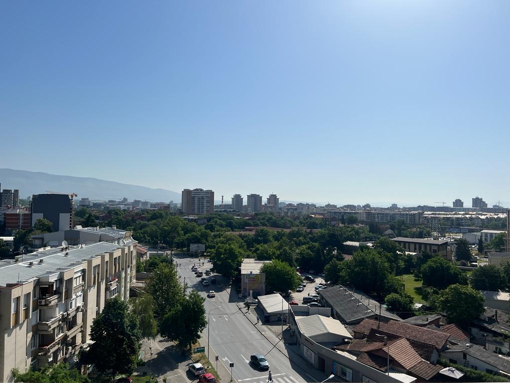 I am renting a furnished apartment in the Center, 54 m2, two-room