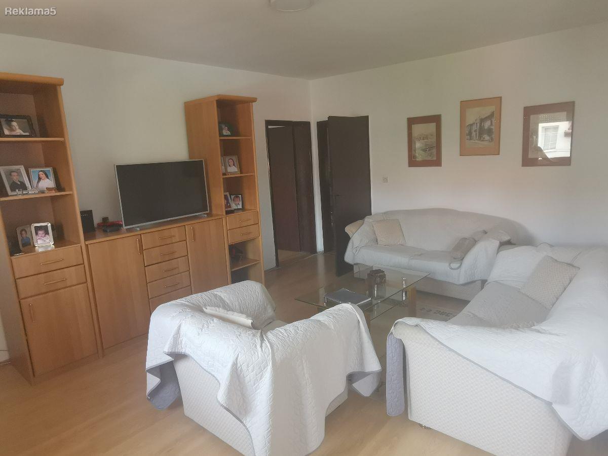 Prodavame stan so 3 splani i dvor vo Gjorce
