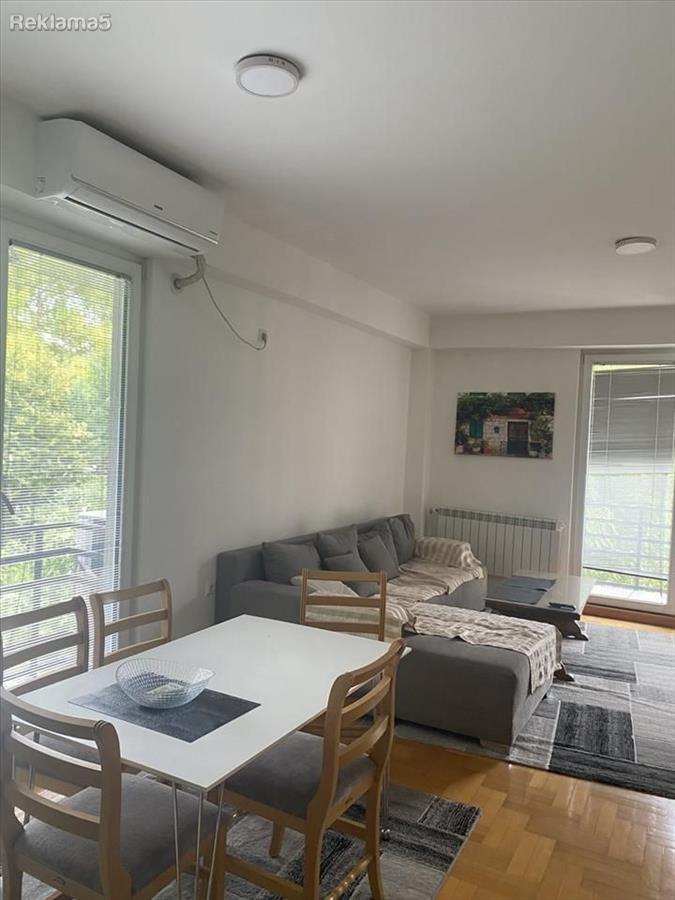 Se izdava namesten trosoben 70m2 gim. Gjorgji Tafatalidze 1