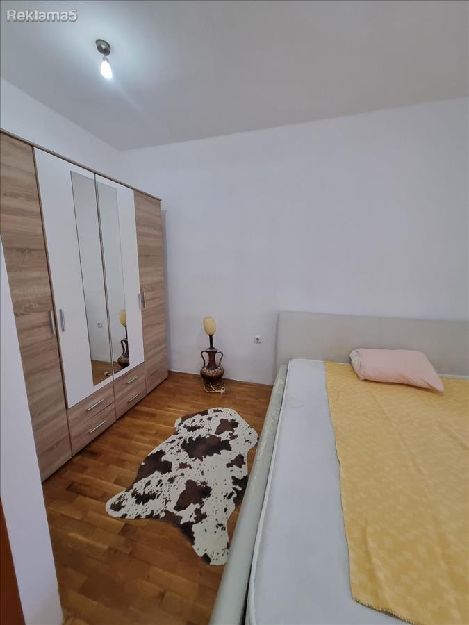 Se izdava stan so 2 spalni sobi kaj Klinicki Centar