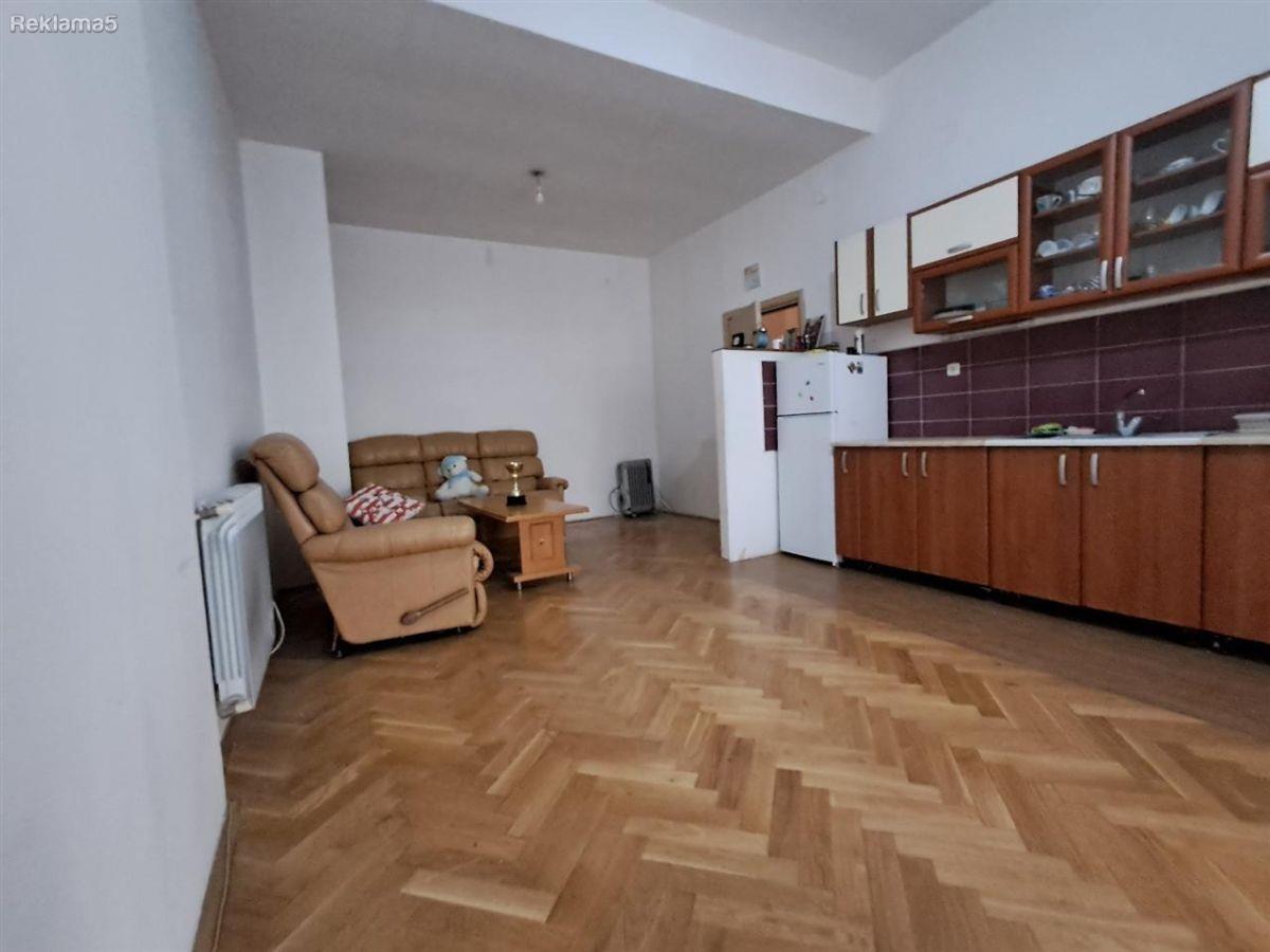 Se prodava stan 59m2 pozadi Univerzalna sala