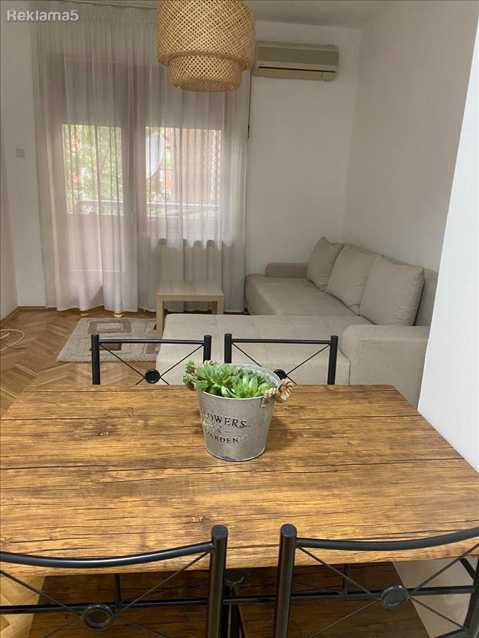 Se izdava dvosoben stan vo centar