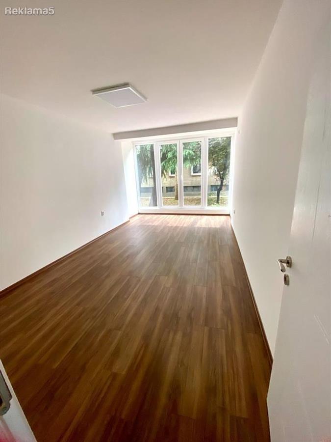 Renoviran prazen trosoben 66m2 Centar za kancelarii