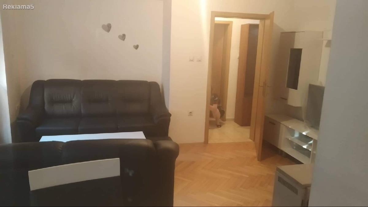 Izdavam stan sproti Drzavna bolnica