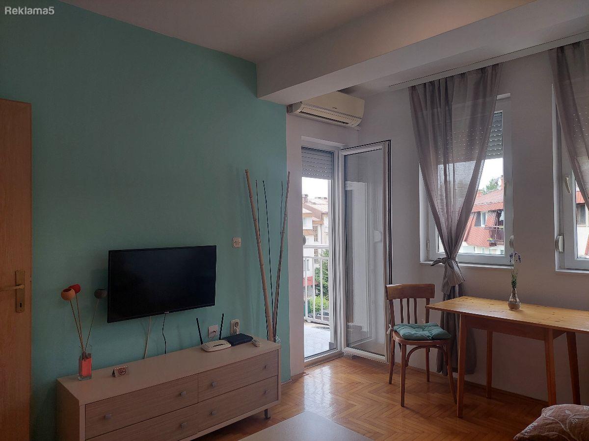 Izdavam stan na 50 m do kej