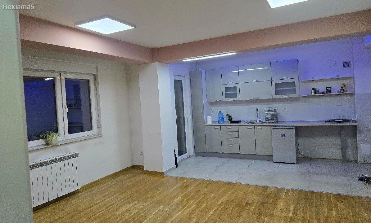 Se izdava stan od 82 m2 vo centar -Sipad.
