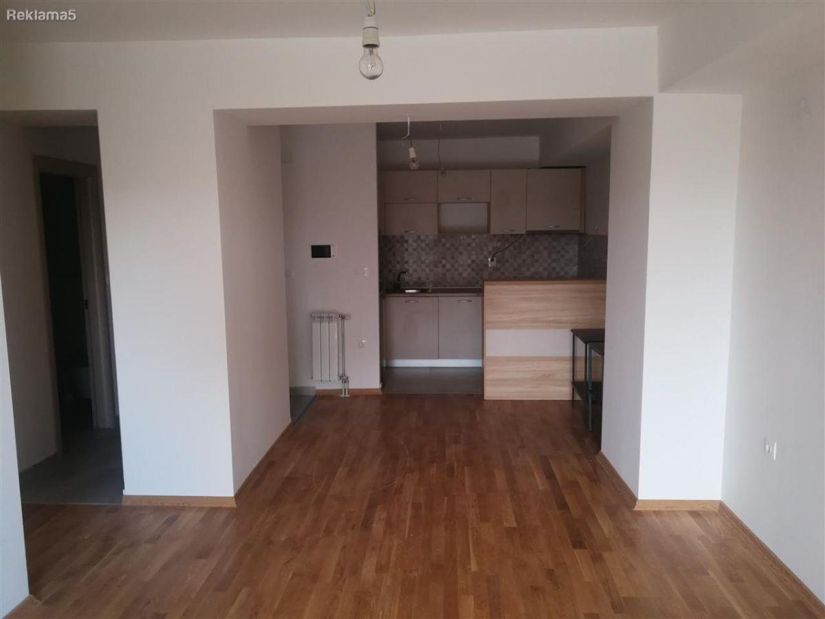 Nov prazen trosoben 70m2 Aerodrom