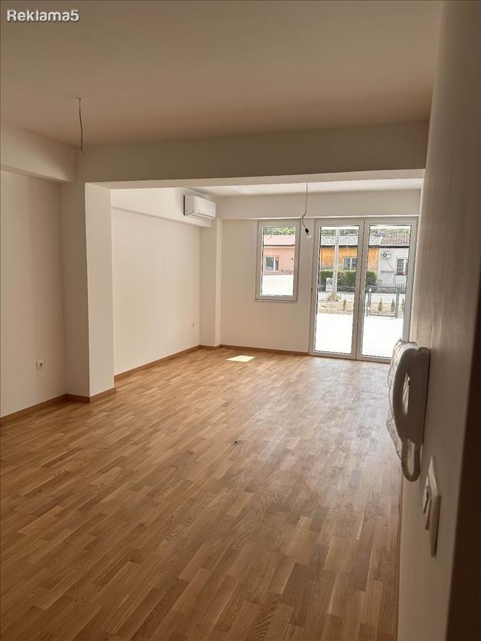 A new, empty studio apartment is for rent in a premium building in Chrom