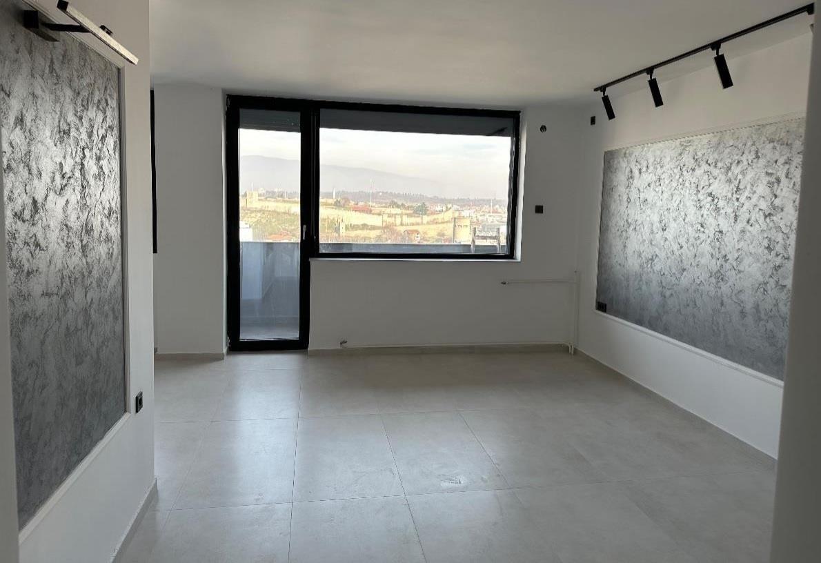 Se prodava renoviran stan od 92m2 vo Centar