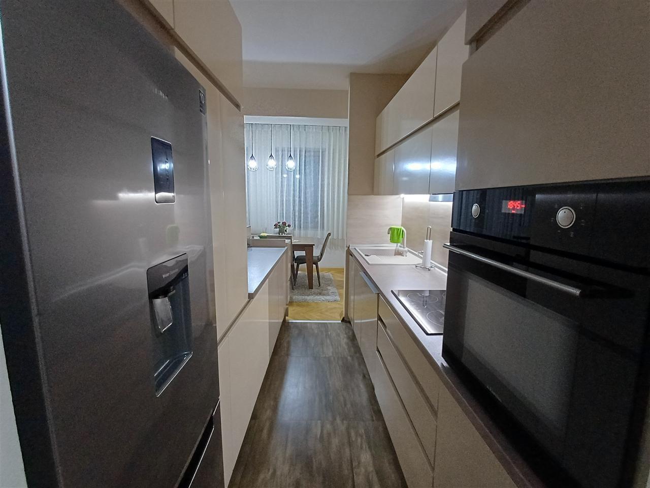 Se prodava cetvorosoben stan vo centar na leninova