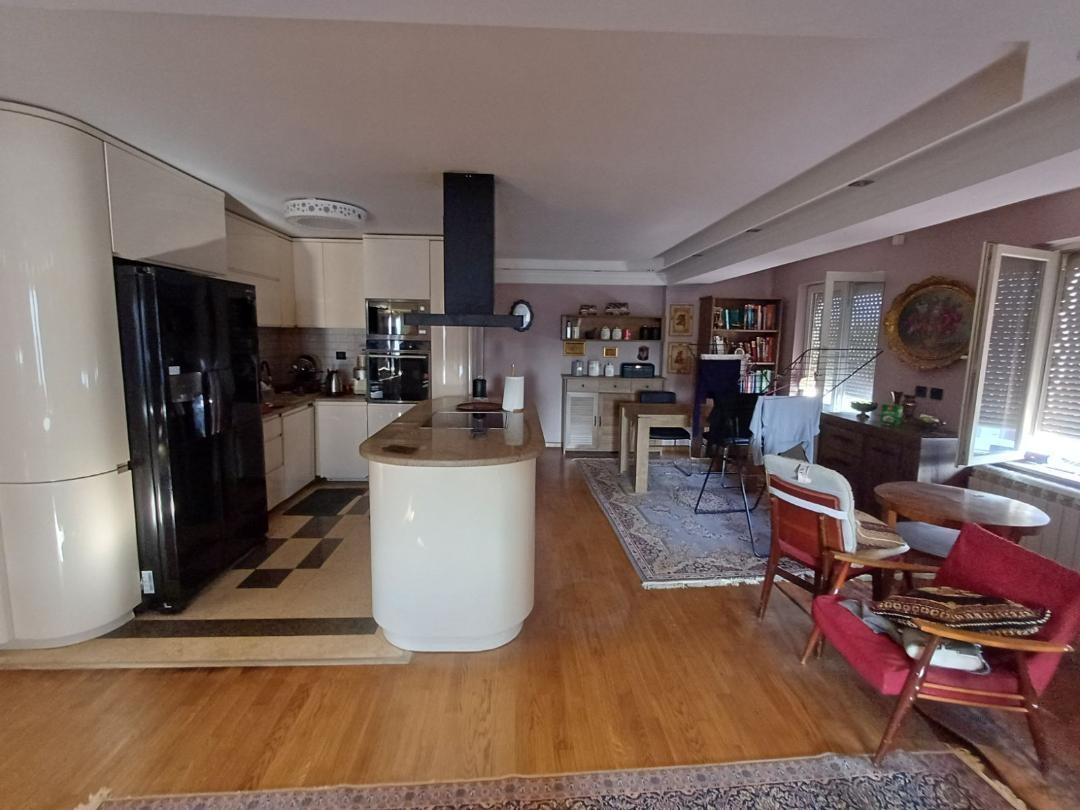 SE PRODAVA STAN VO CENTAR SO 3 SPALNI