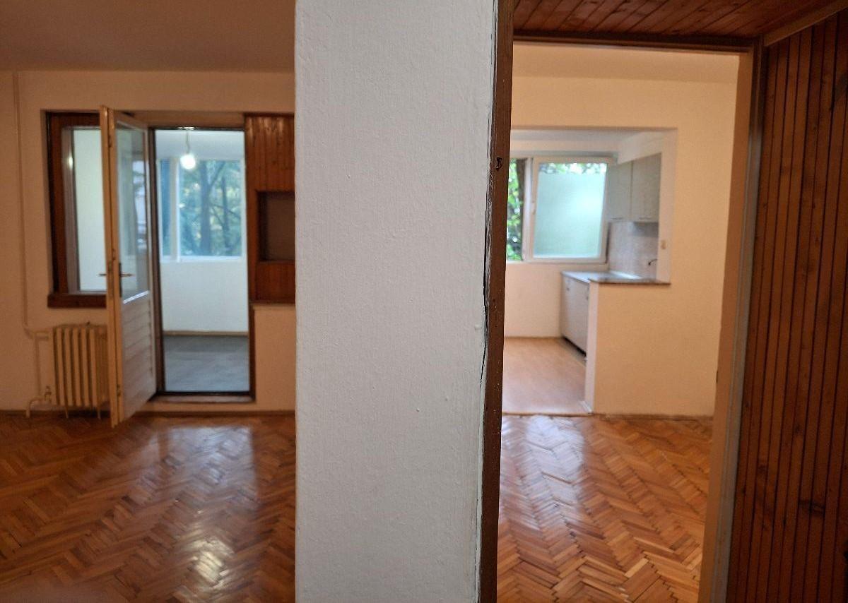 SE PRODAVA dvosoben stan Karpos 3