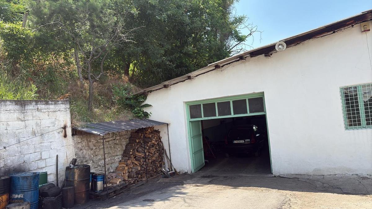 Se prodava deloven prostor vo Stip