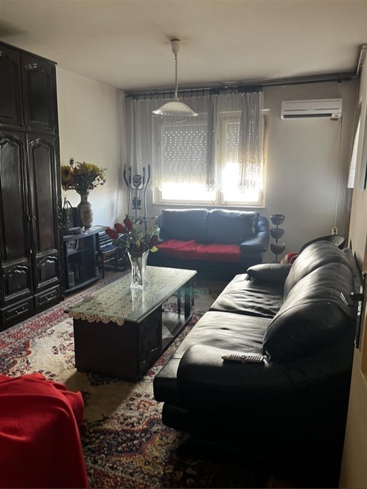 A 74 m2 apartment is for sale in Karposh 4