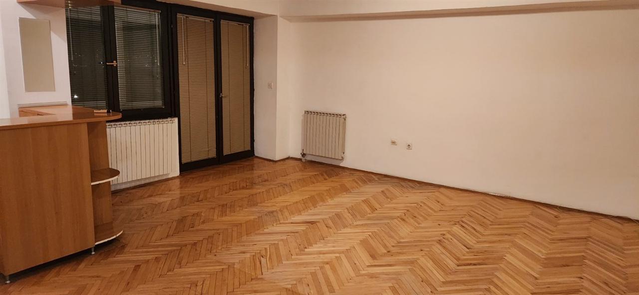 Se izdava polunamesten stan od 96m2 vo Porta Vlae