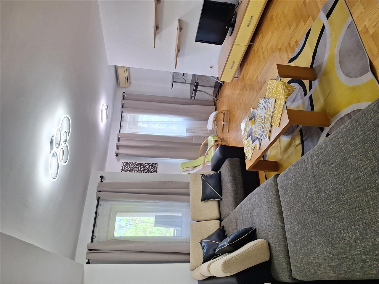 One-room apartment in the Center, renovated, furnished, with steam heating