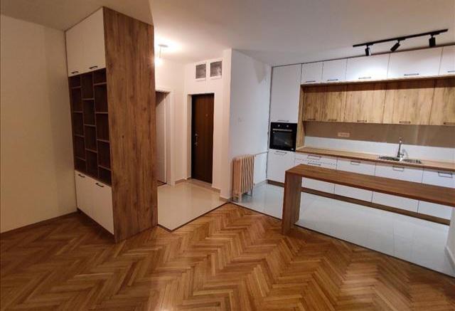 SE IZDAVA STAN VO CENTAR-GRADSKI ZID
