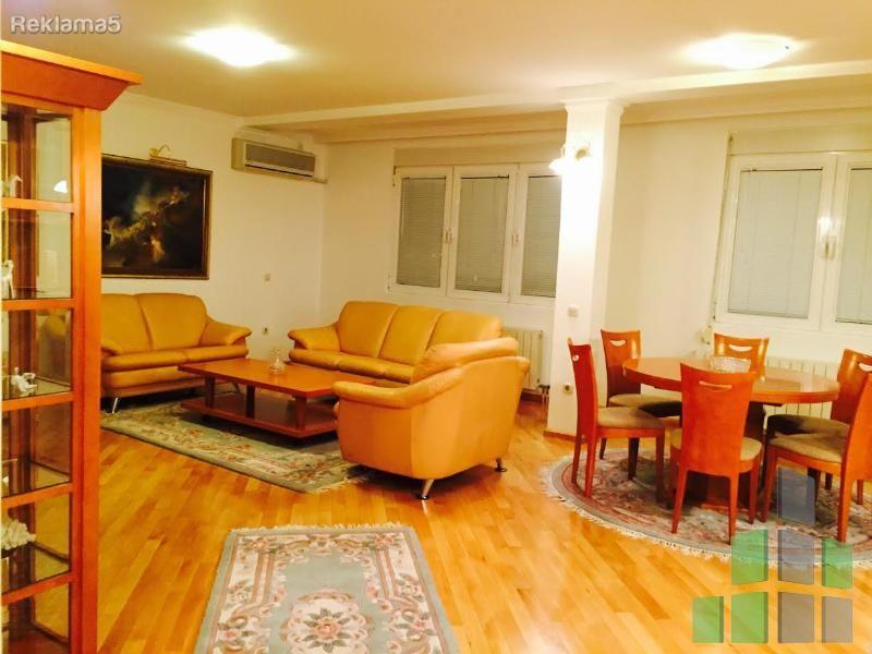 Se izdava 4-sob namesten stan vo Centar