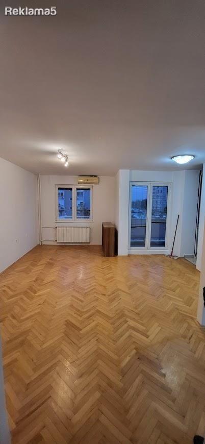 Izdavam Prazen Trosoben Stan 70 m2 Novo Lisice Lisa