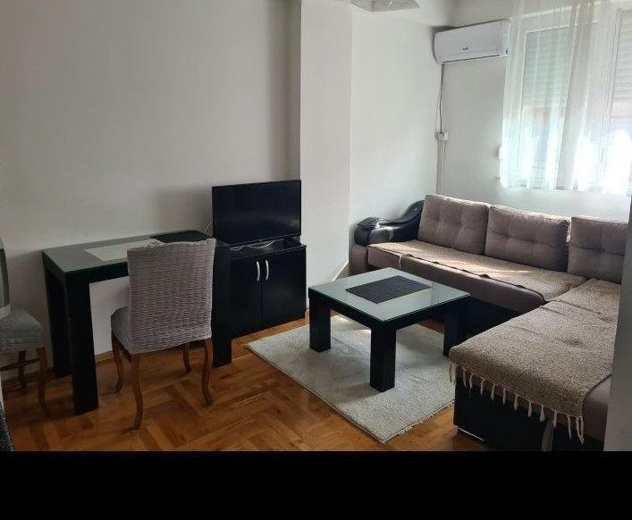 Se prodava namesten stan 36m2 pozadi Univerzalna sala
