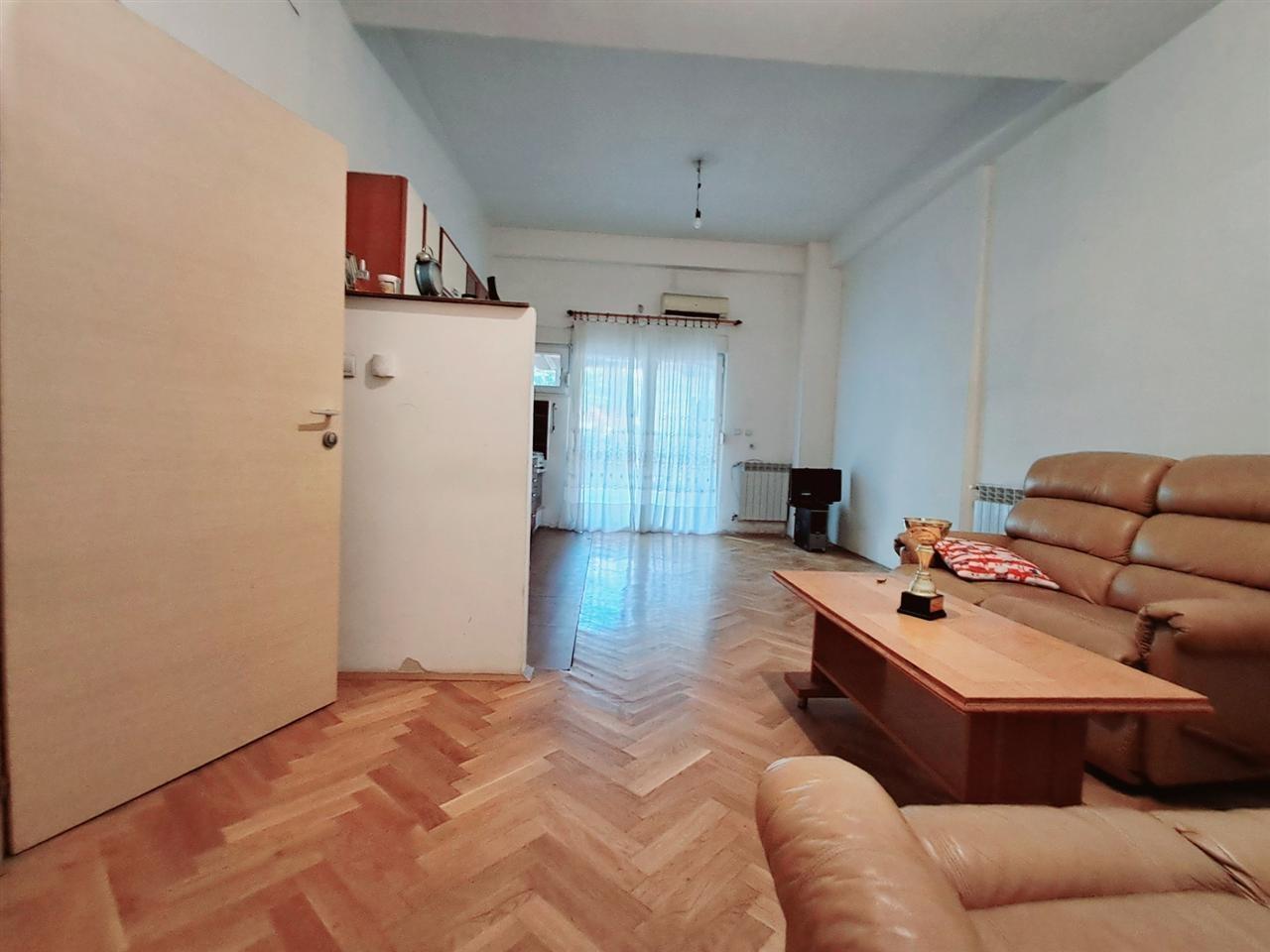 Se prodava trosoben stan vo centar
