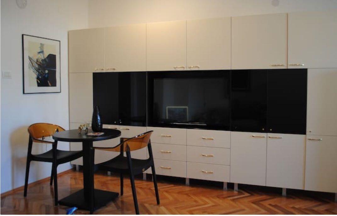 We are renting a 30m2 studio apartment with a yard in Novo Lisice