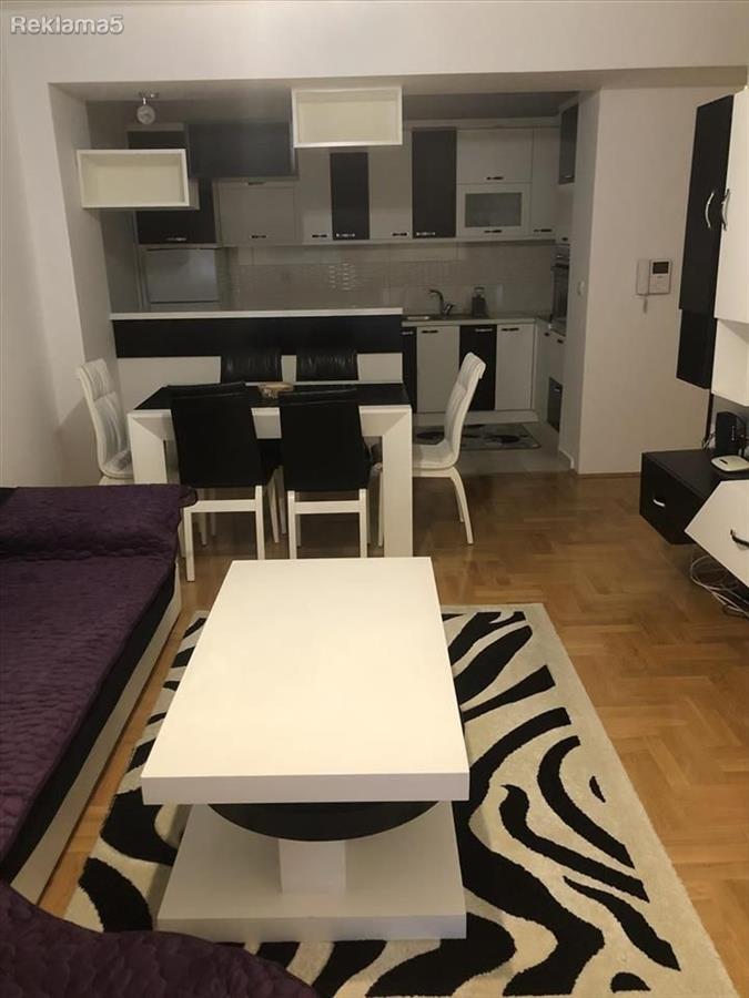 Se izdava trosoben stan vo Centar MVR so parking