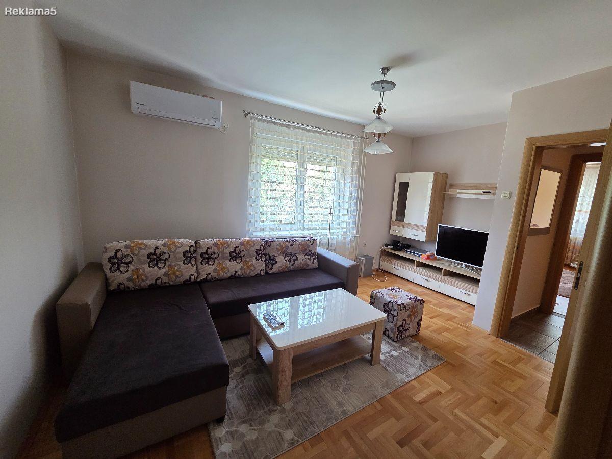 Three-room furnished next to Roosevelt