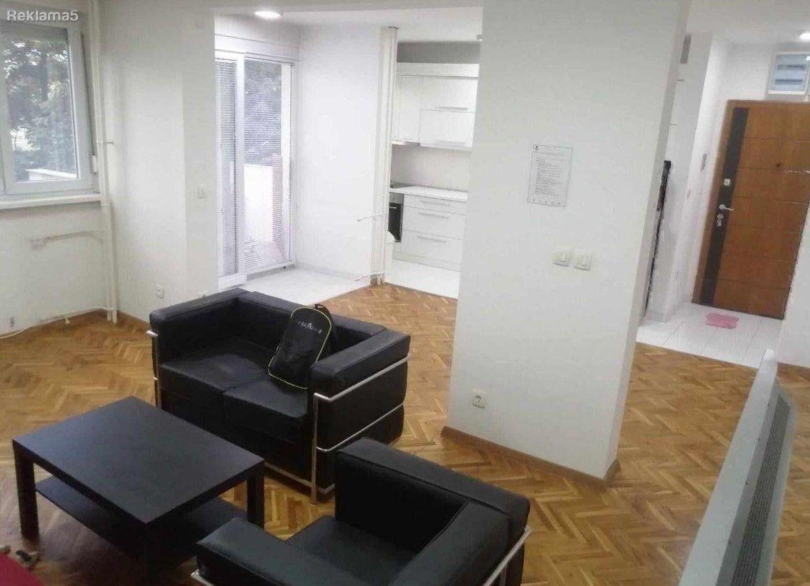 SE IZDAVA TROSOBEN UBAV STAN KAJ CAPITOL