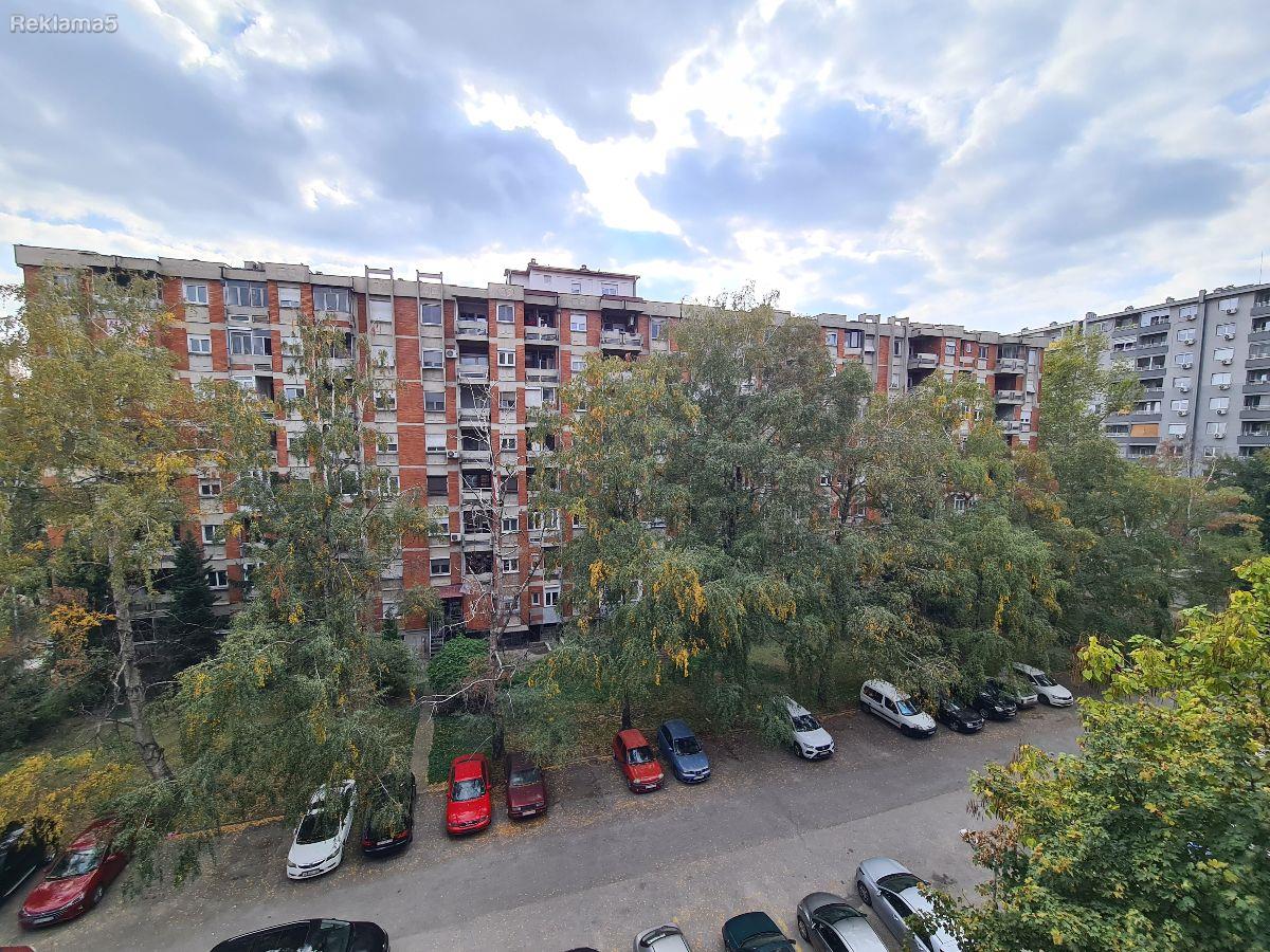 PRODAVAM STAN 78m2 STAR AERODROM RENOVIRAN KOMPLET