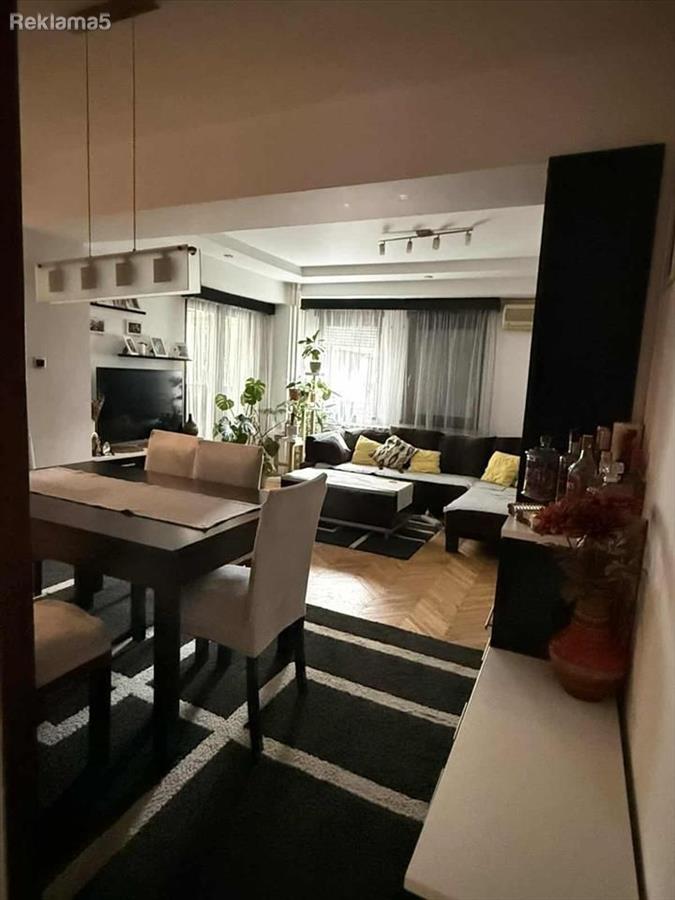 SE IZDAVA TROSOBEN KAPISTEC KAJ ZEBRA I ZEGIN
