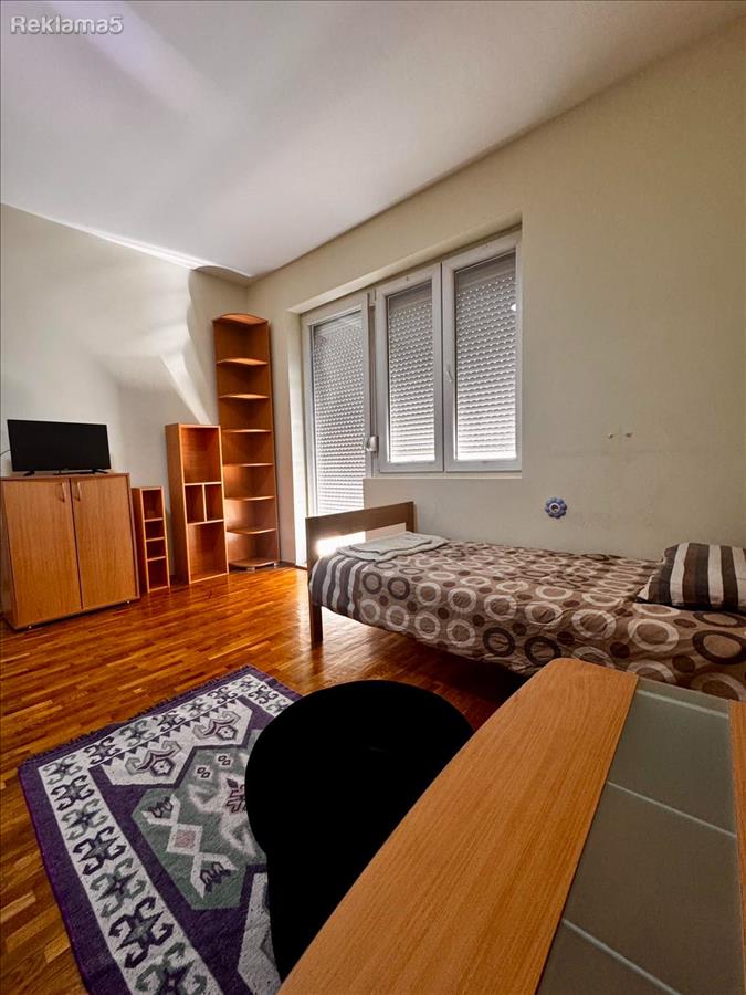 Se iznajmuva stan pozadi Univerzalna sala