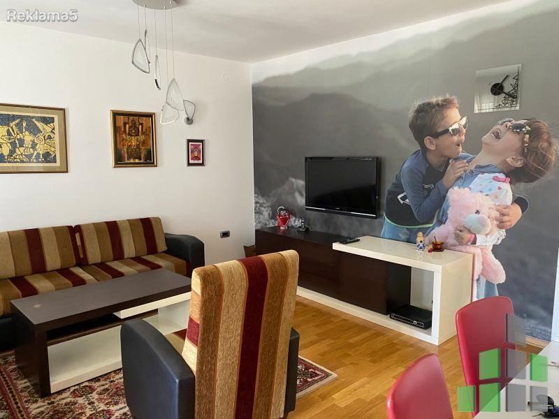 Se izdava 3-sob namesten stan vo Centar
