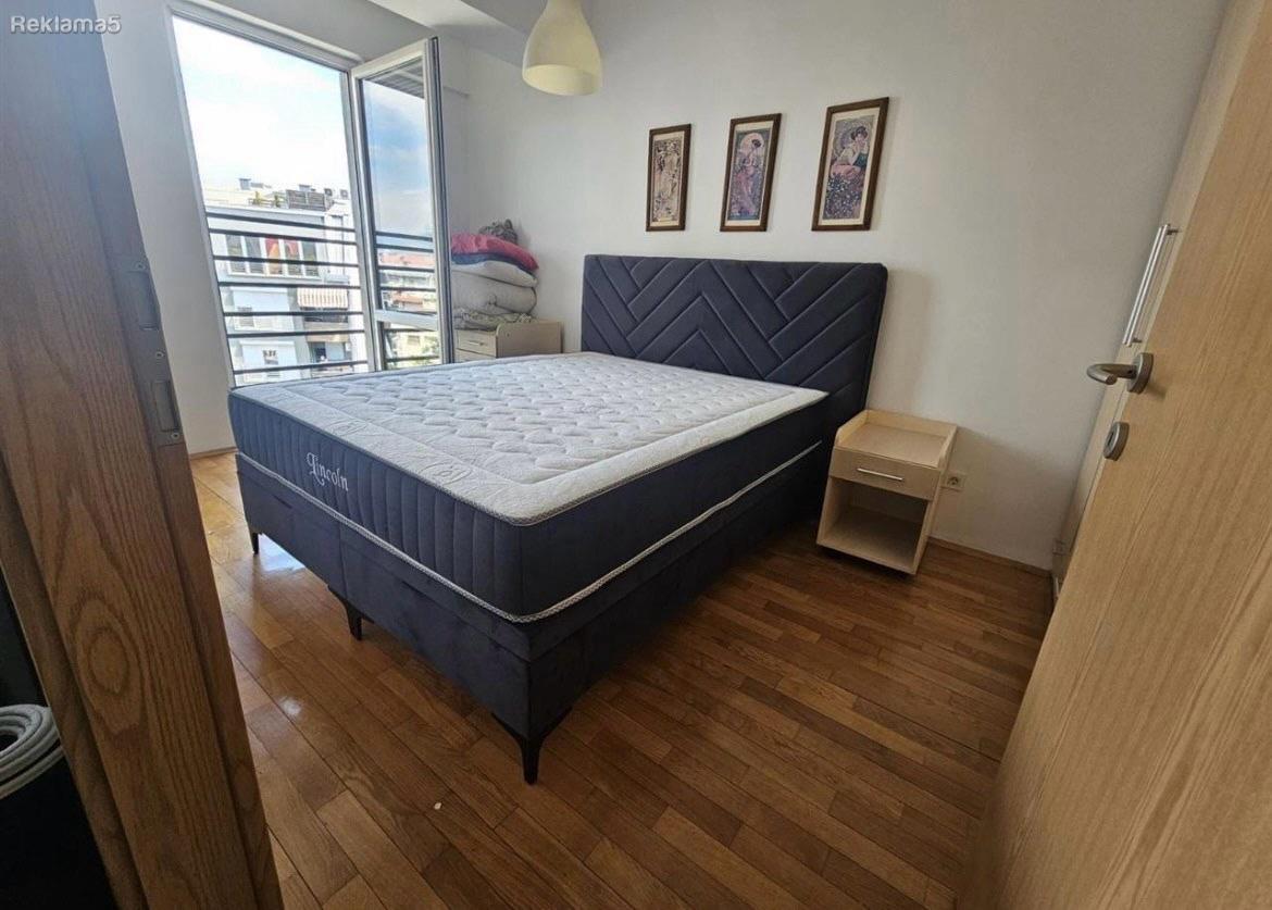 Se izdava stan vo Centar kaj Univerzalna
