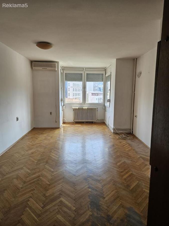 SE IZDAVA TROSOBEN PRAZEN GRADSKI ZID SOBOREN HRAM