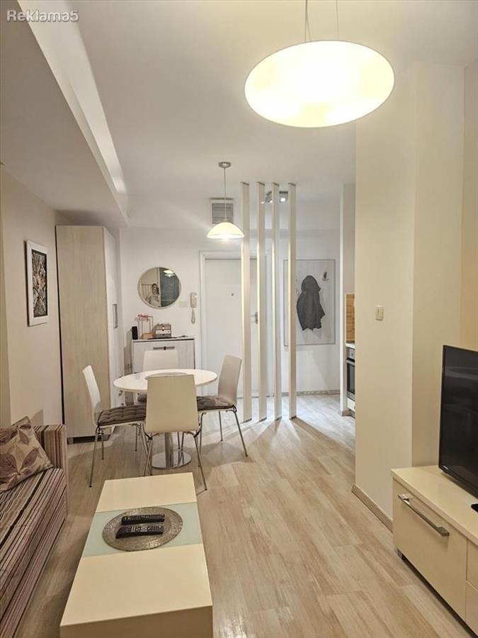 Izdavam Renoviran Dvosoben Stan 38 m2 Aerodrom Hotel Rusija