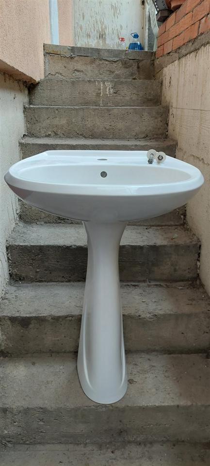 Mijalnik so čizma-sink with boot. Bidet with battery-Bide s