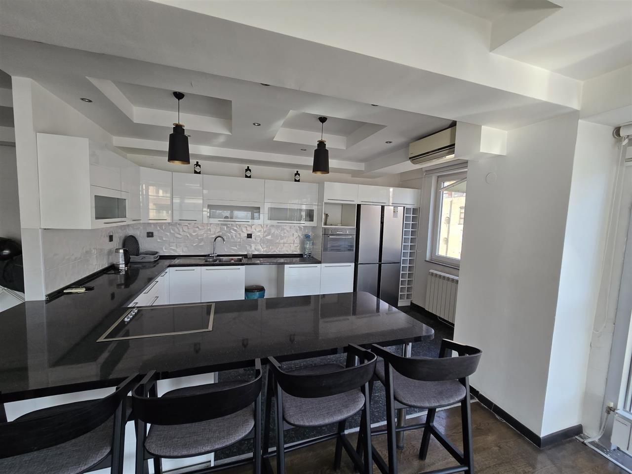 Se izdava luksuzno namesten stan od 123m2 vo Centar