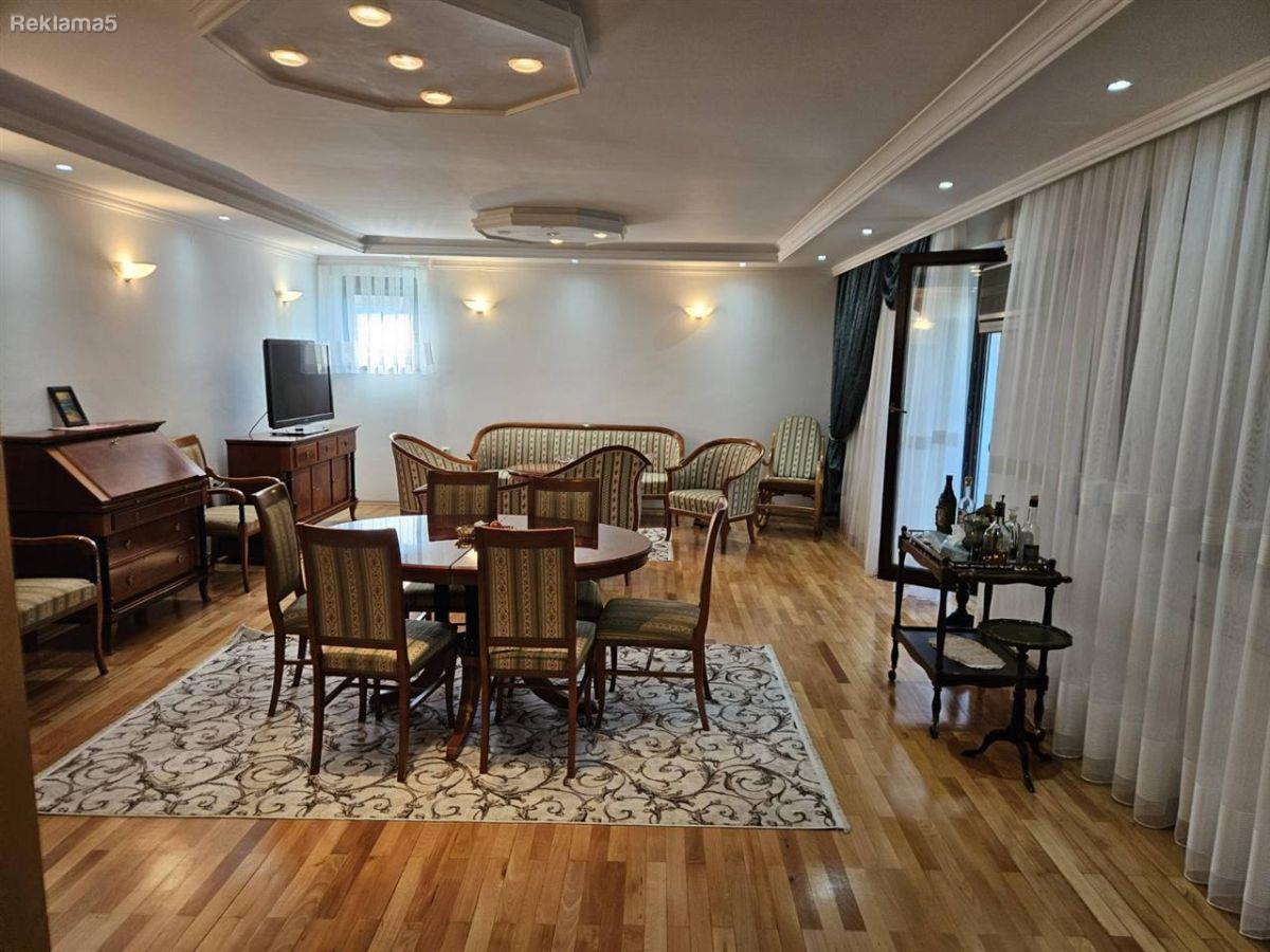 Se izdava konforen trosoben 125m2 kaj Zooloska