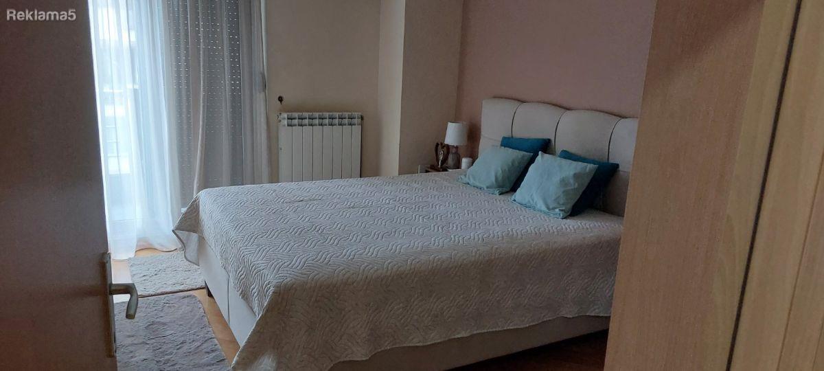 Se izdava stan so 2 spalni sobi vo Centar