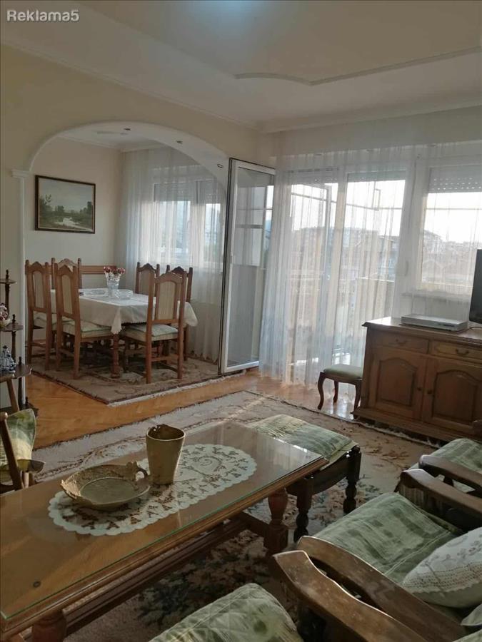 Three-room apartment for rent in Aerodrom