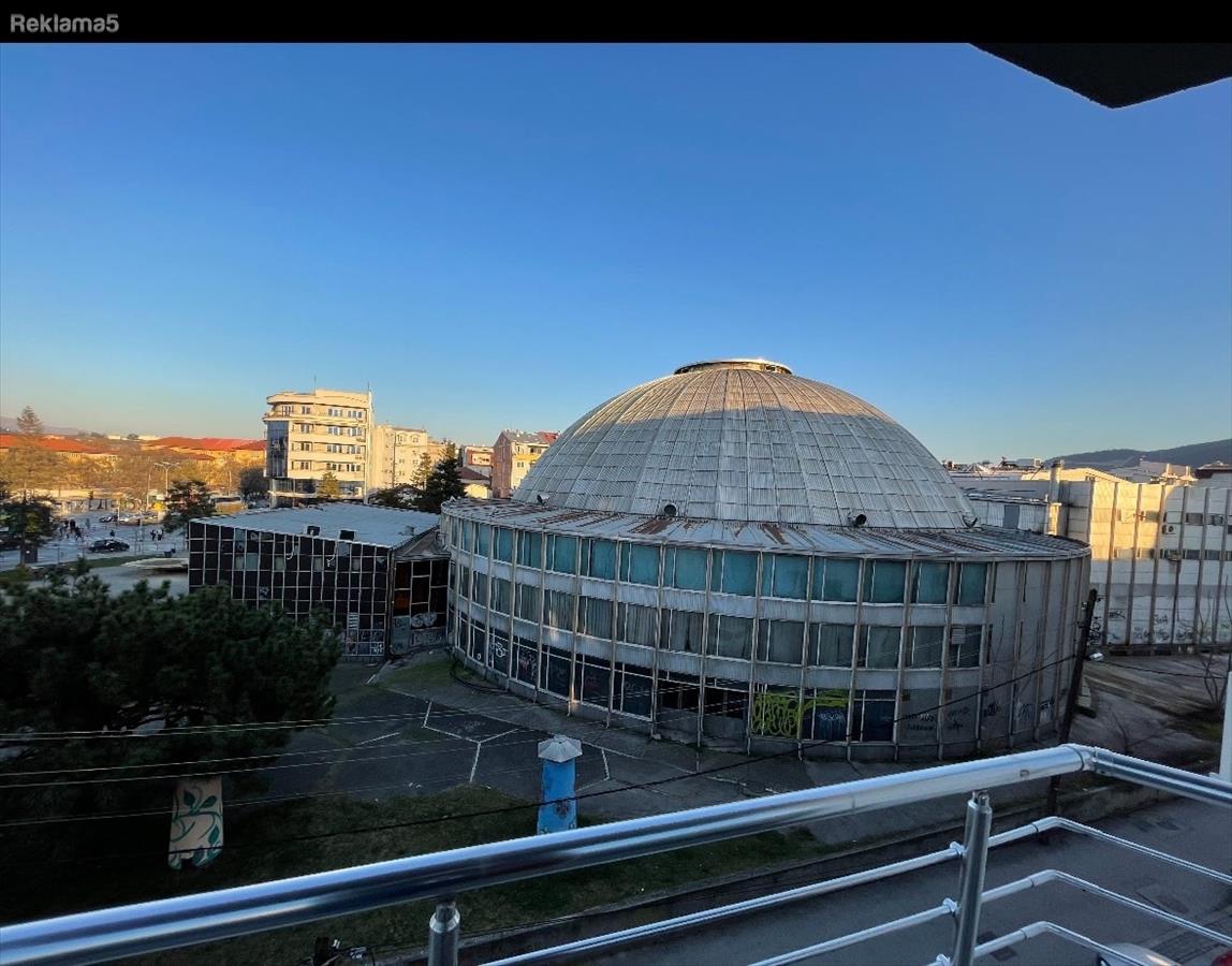 Se izdava stan vo centar univezalna sala