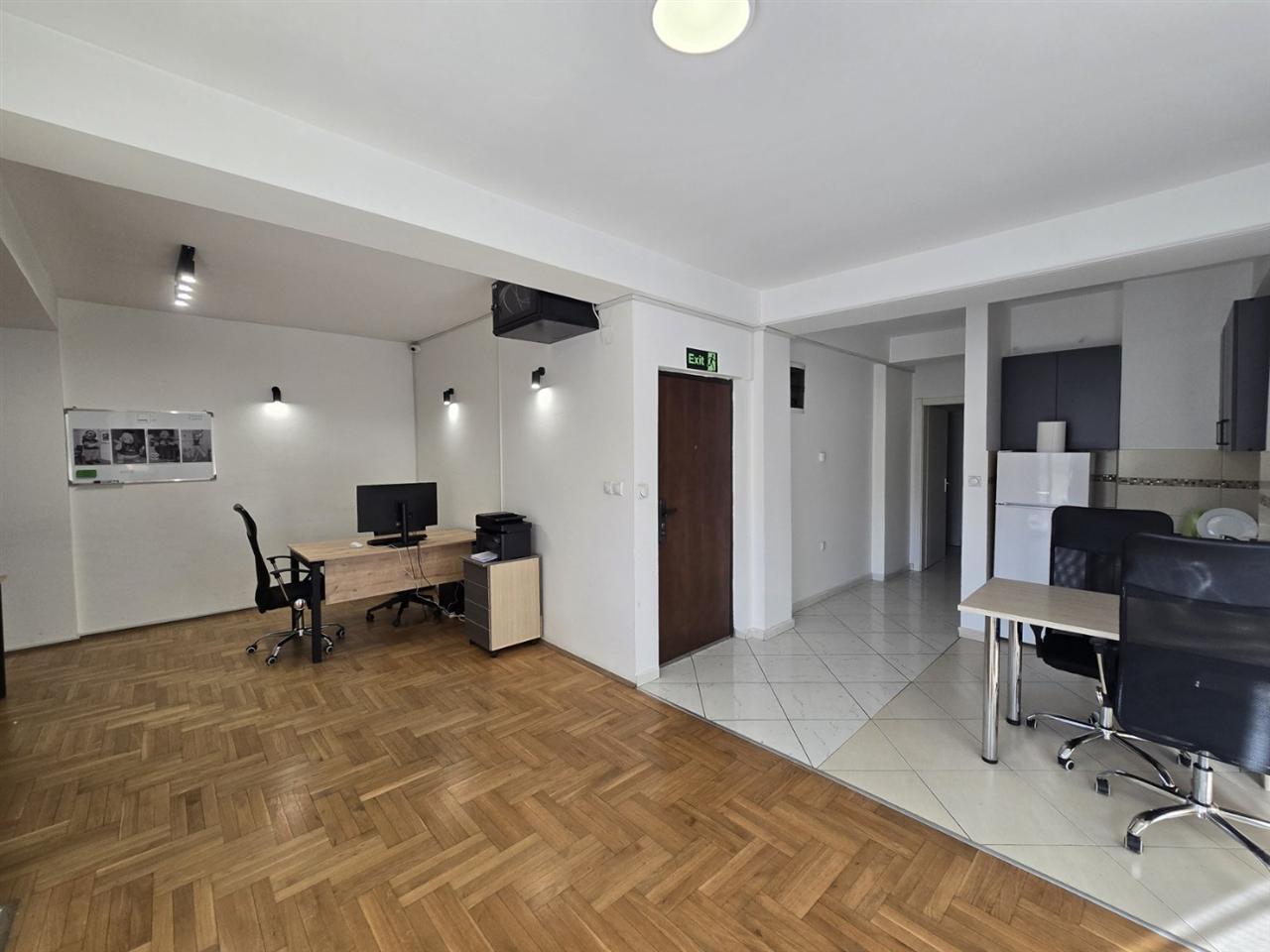 Se izdava stan od 70m2 za deloven prostor vo Centar