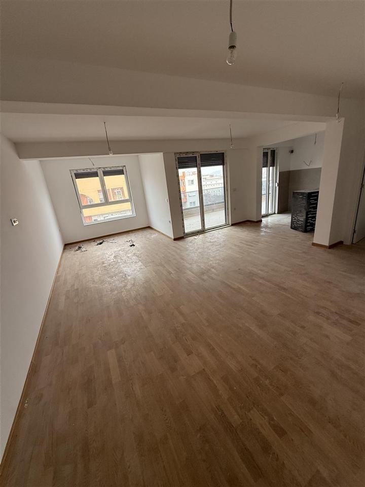 Se izdava prazen stan od 116m2 vo Kisela Voda