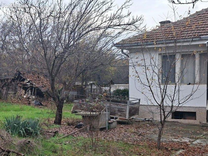 House with a large yard in Damjan Gruev - 81m² + basement
