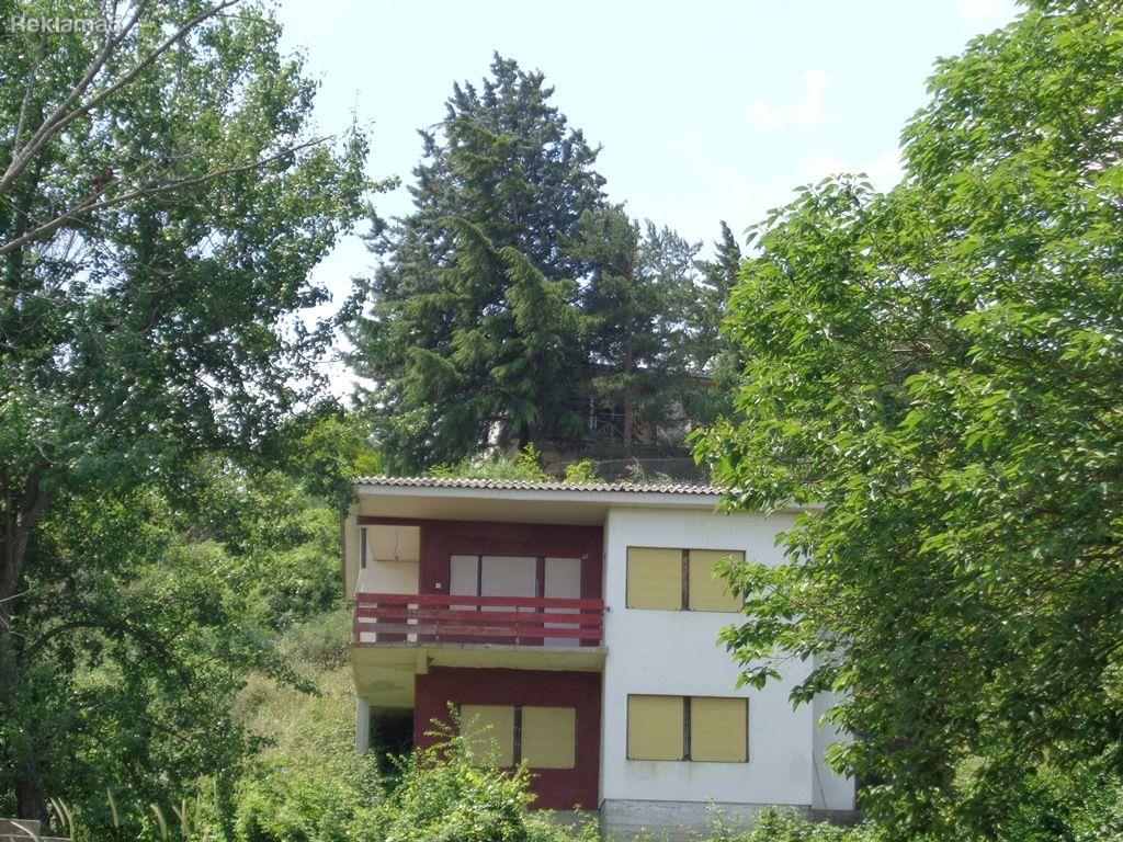 PRODAVAM KUKA, VIKENDICA VO STAR DOJRAN