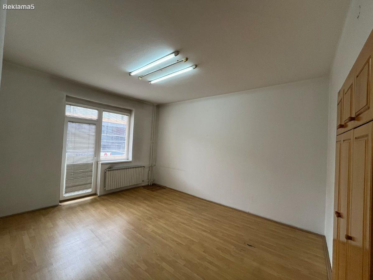 Izdavam Trosoben Prazen Stan 78 m2 Centar AMSM